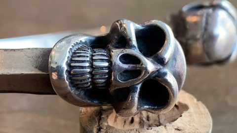 ビルウォールレザーのスカルバングルのカスタムと修理前