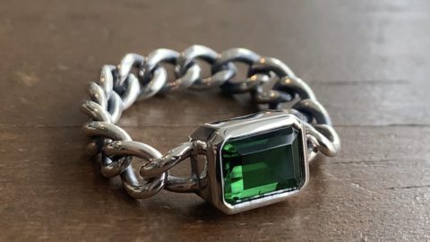 オーダーメイドチェーンリング、エメラルド入り