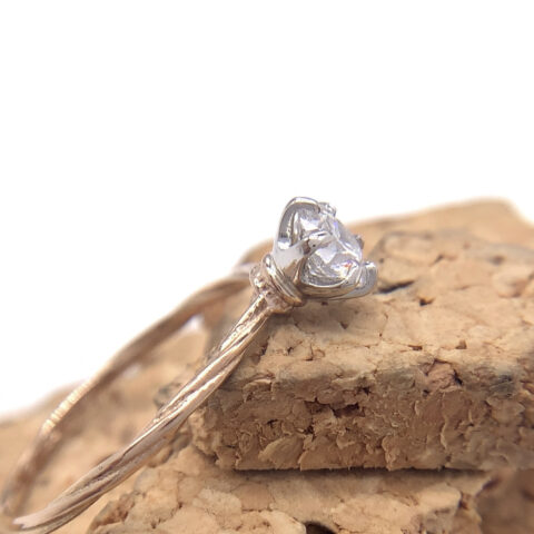 婚約指輪、ダイヤモンドとプラチナと18kゴールド素材