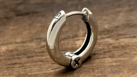 オーダーメイドのネジフープピアス