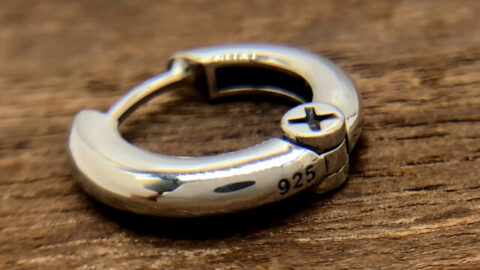 オーダーメイドのネジフープピアス