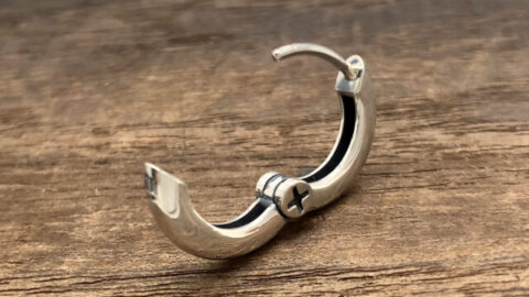 オーダーメイドのネジフープピアス