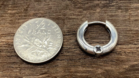 オーダーメイドのネジフープピアス