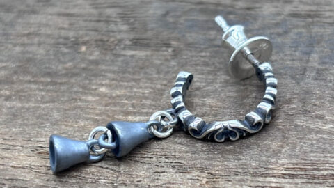 オーダーメイドのベルのピアス