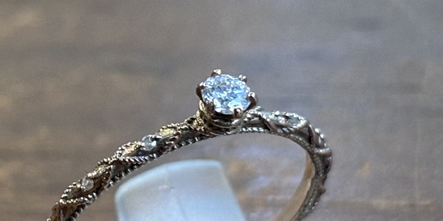 石が付いたリングのサイズ直し