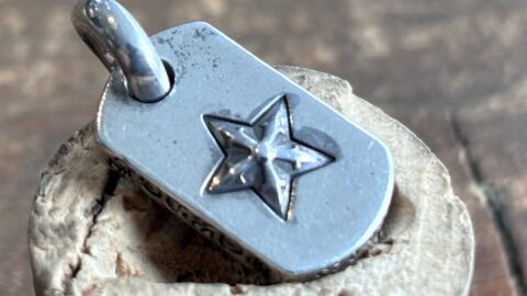 クロムハーツのペンダントのいぶし加工