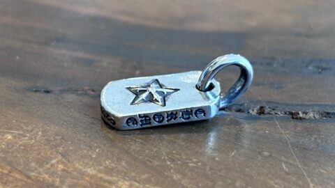 クロムハーツのペンダントのいぶし加工