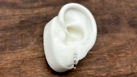 フープのミニマルピアス、pe63